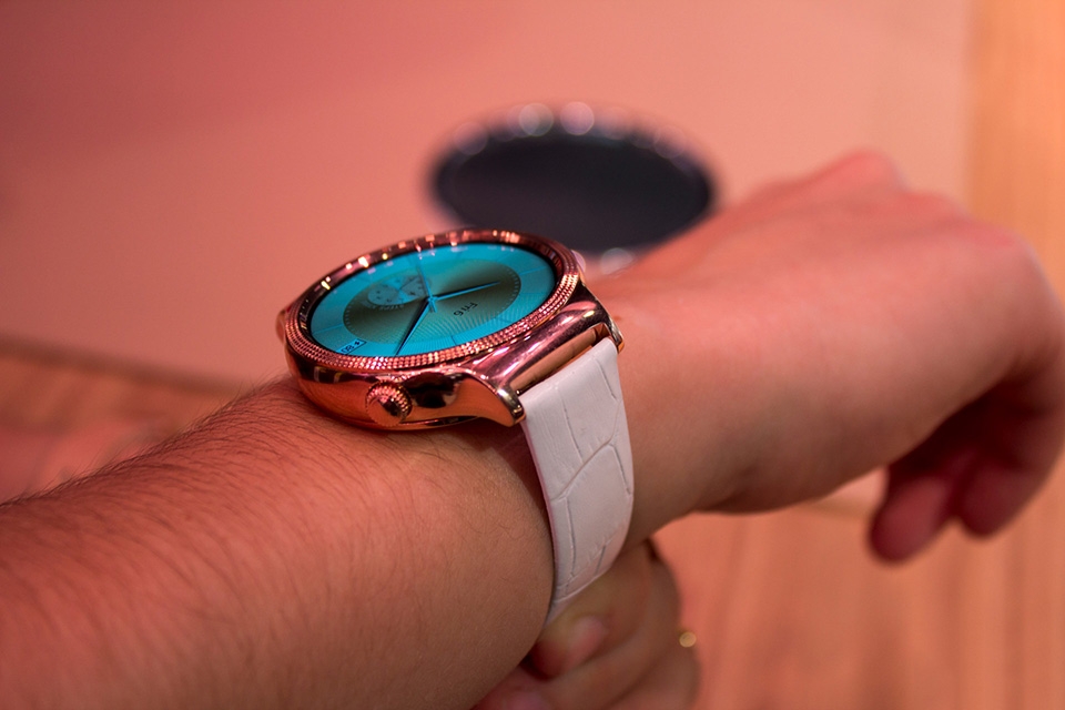 Trên tay bộ đôi smartwatch Jewel và Elegant đính đá Swarovski của Huawei Trên tay bộ đôi smartwatch Jewel và Elegant đính đá Swarovski của Huawei