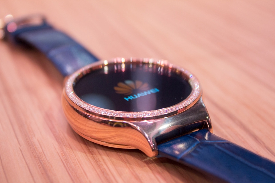 Trên tay bộ đôi smartwatch Jewel và Elegant đính đá Swarovski của Huawei Trên tay bộ đôi smartwatch Jewel và Elegant đính đá Swarovski của Huawei