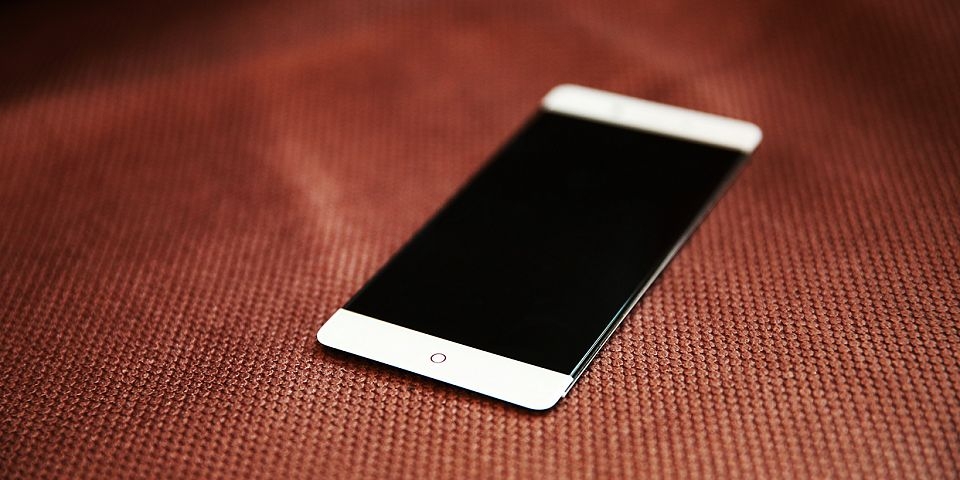 Ngây ngất trước vẻ đẹp của smartphone không viền đến từ ZTE