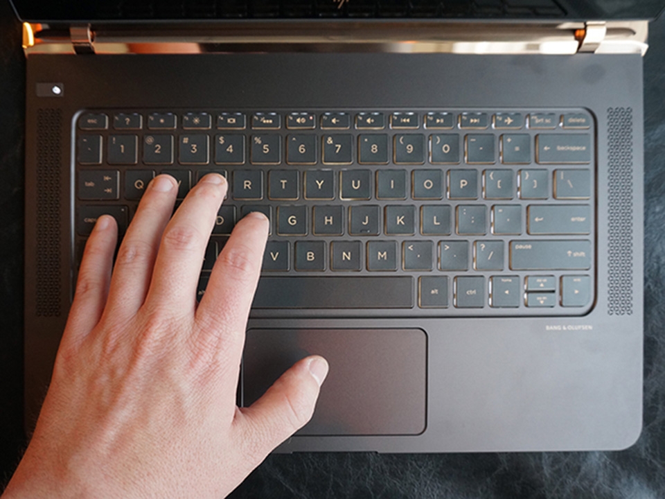 Trên tay HP Spectre 13: Laptop mỏng nhất thế giới Trên tay HP Spectre 13: Laptop mỏng nhất thế giới