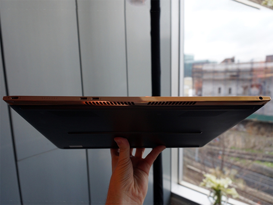 Trên tay HP Spectre 13: Laptop mỏng nhất thế giới