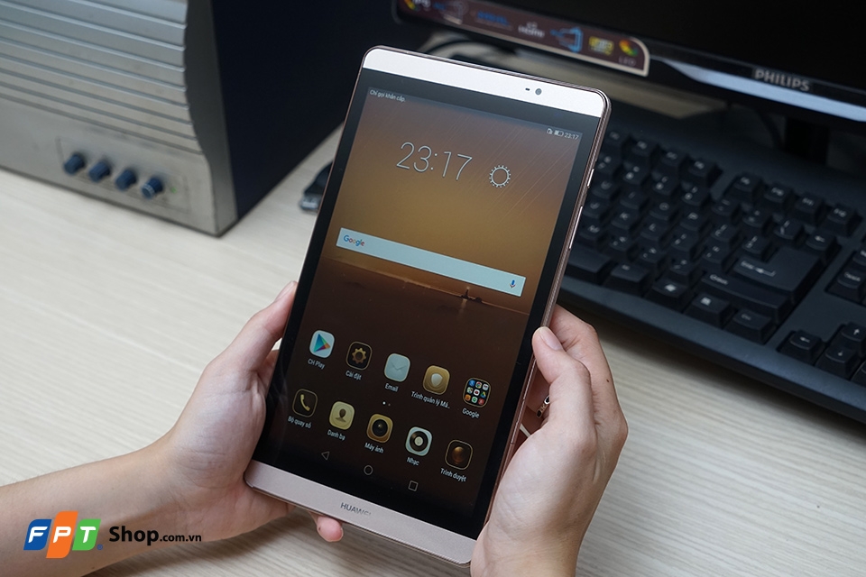 Trên tay máy tính bảng kiêm điện thoại Huawei MediaPad M2 8.0