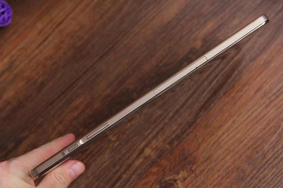 Trên tay máy tính bảng kiêm điện thoại Huawei MediaPad M2 8.0