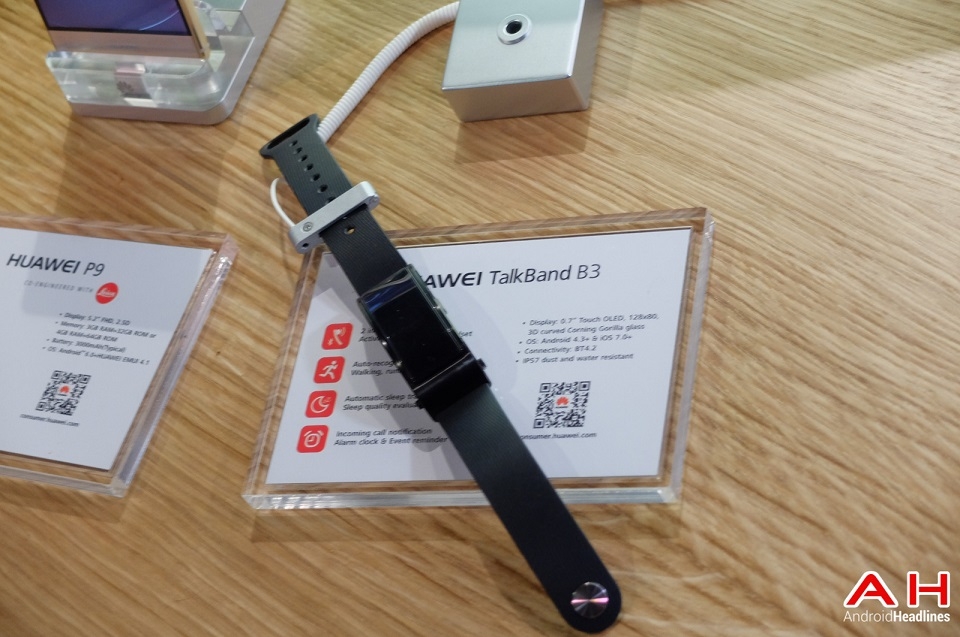 Trên tay vòng đeo thông minh kiêm tai nghe Bluetooth Huawei TalkBand B3