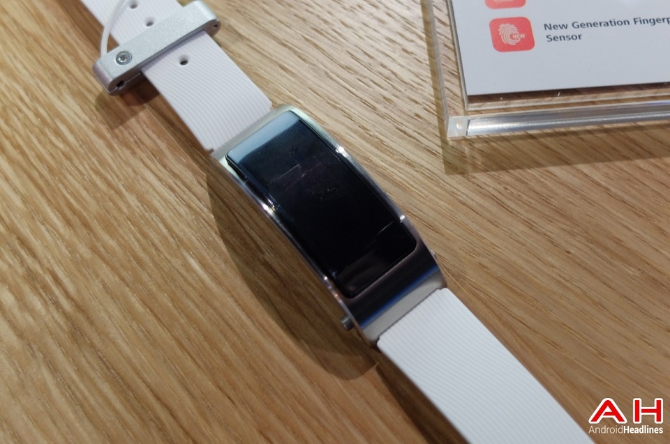 Trên tay vòng đeo thông minh kiêm tai nghe Bluetooth Huawei TalkBand B3