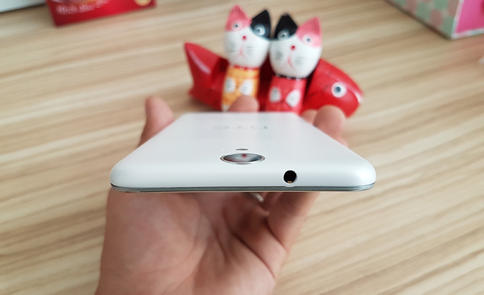 Trên tay HTC One E9 Dual SIM: Thiết kế trẻ trung, mỏng và nhẹ