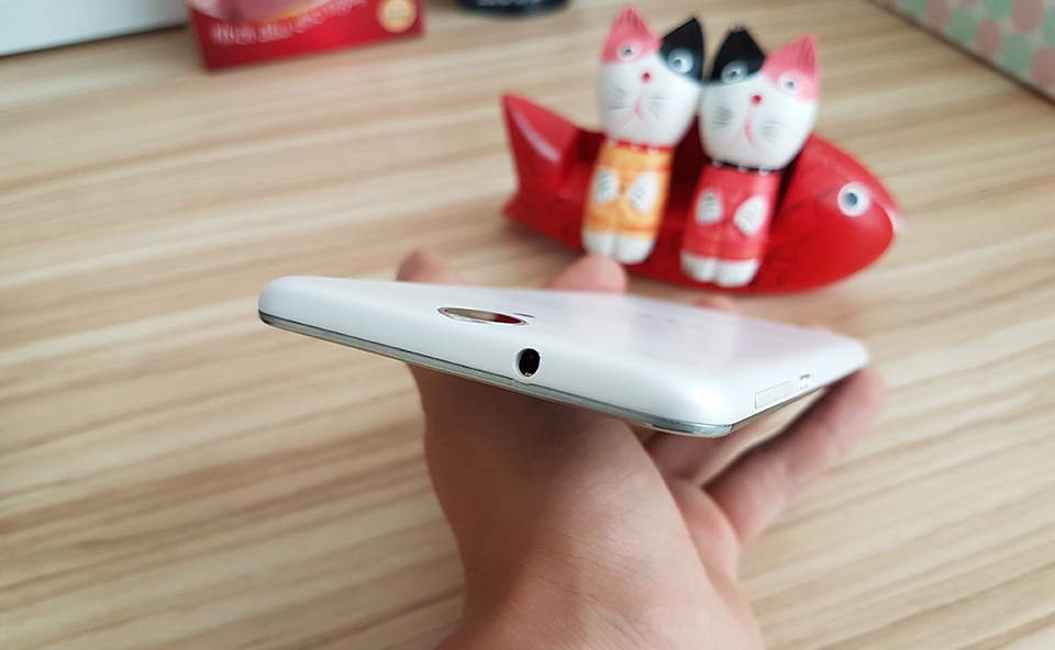 Trên tay HTC One E9 Dual SIM: Thiết kế trẻ trung, mỏng và nhẹ