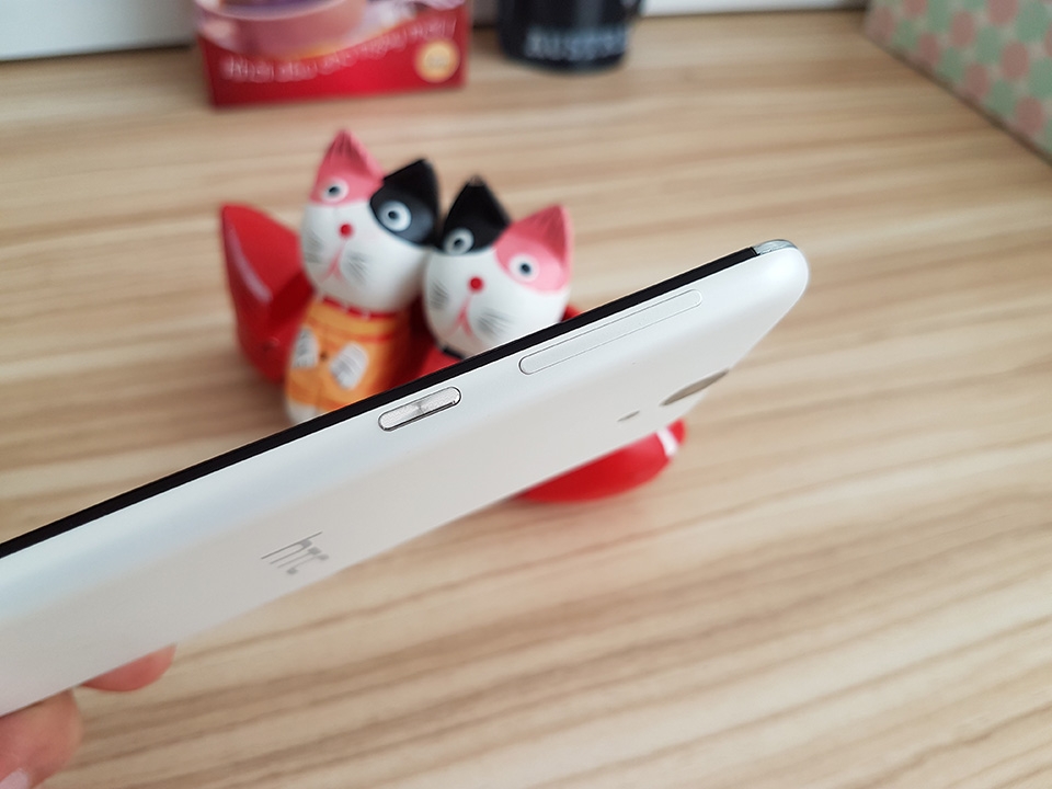 Trên tay HTC One E9 Dual SIM: Thiết kế trẻ trung, mỏng và nhẹ