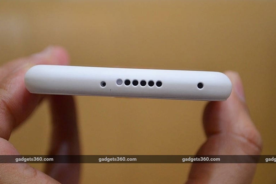 Trên tay smartphone rẻ nhất thế giới giá 3.6 USD