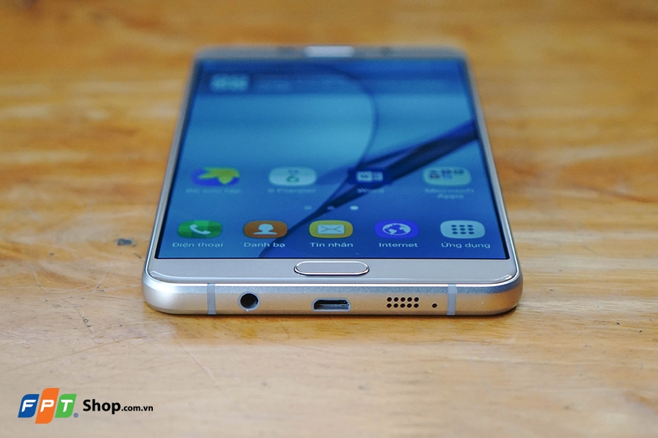 Trên tay Galaxy A9 Pro - Viên pin dự phòng cực đẹp phiên bản xách tay
