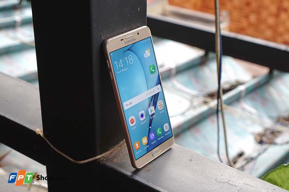 Trên tay Galaxy A9 Pro - Viên pin dự phòng cực đẹp phiên bản xách tay