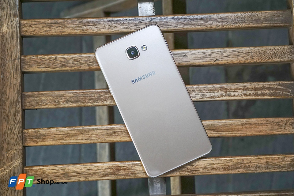 Trên tay Galaxy A9 Pro - Viên pin dự phòng cực đẹp phiên bản xách tay