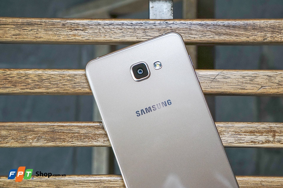 Trên tay Galaxy A9 Pro - Viên pin dự phòng cực đẹp phiên bản xách tay