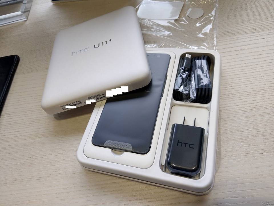 Mở hộp HTC U11 Plus phiên bản thương mại