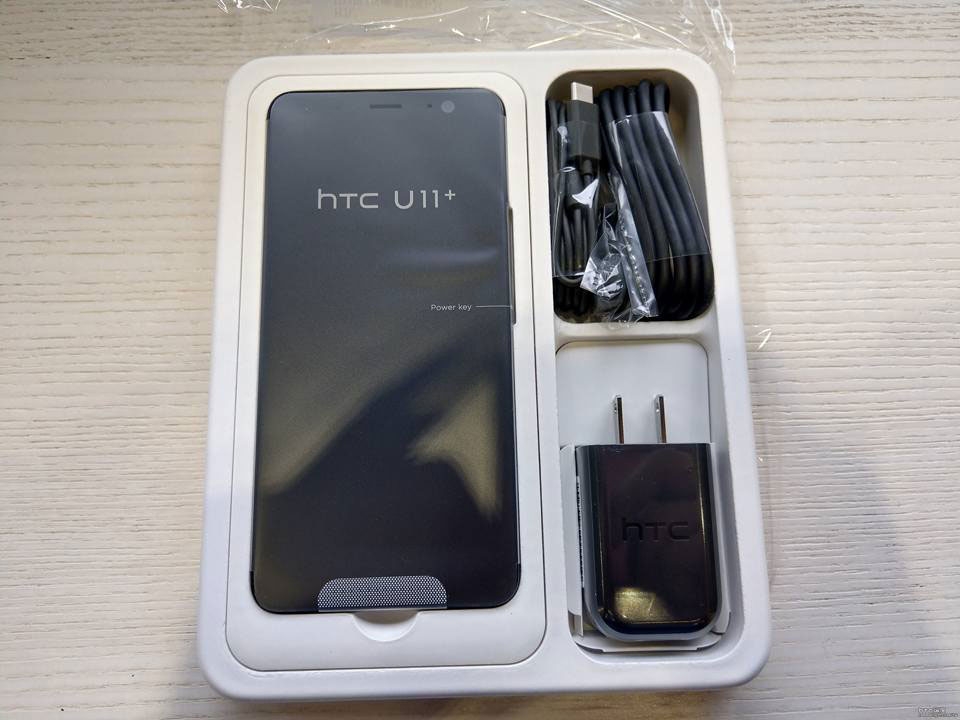 Mở hộp HTC U11 Plus phiên bản thương mại