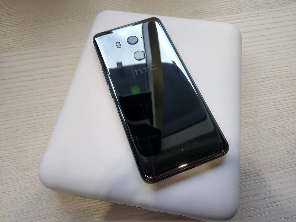 Mở hộp HTC U11 Plus phiên bản thương mại