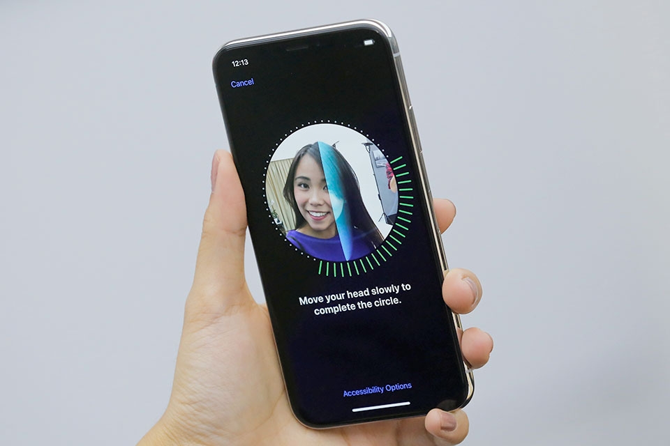 Face ID của iPhone X lại bị đánh lừa bởi 2 mẹ con