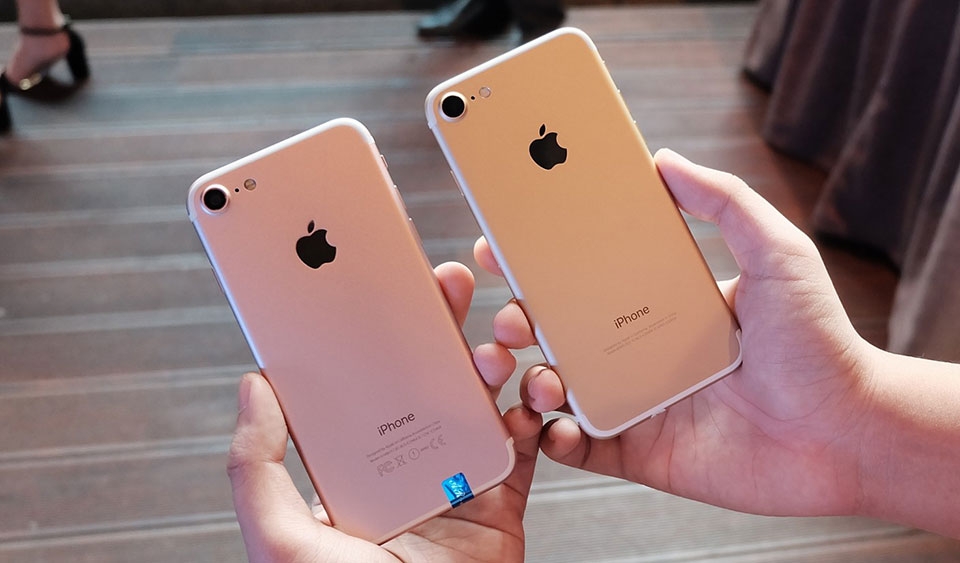 iPhone 7 nhái (trái) và iPhone 7 xịn (phải)