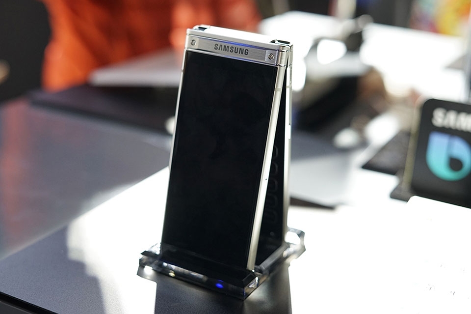 Trên tay smartphone nắp gập Samsung W2018 Trên tay smartphone nắp gập Samsung W2018