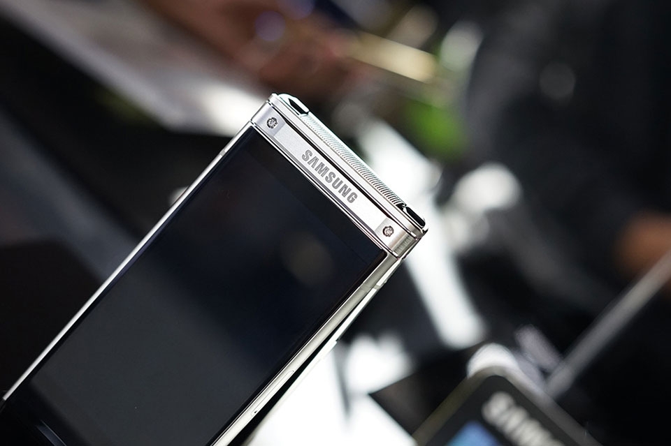 Trên tay smartphone nắp gập Samsung W2018 Trên tay smartphone nắp gập Samsung W2018