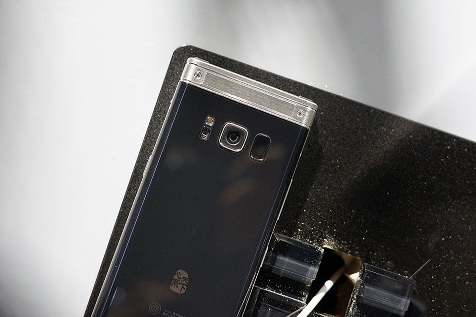 Trên tay smartphone nắp gập Samsung W2018 Trên tay smartphone nắp gập Samsung W2018