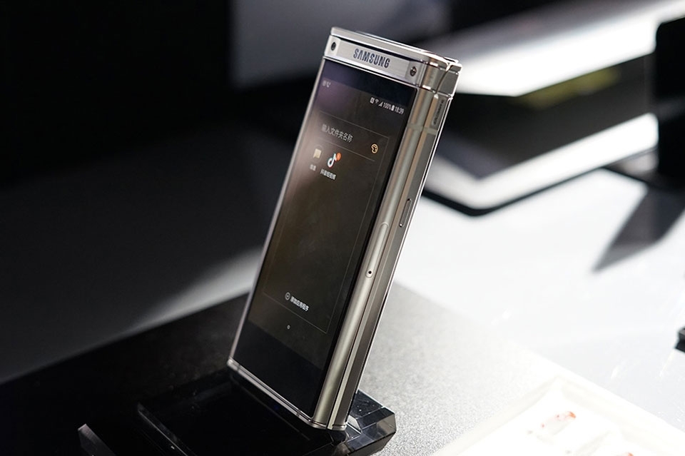 Trên tay smartphone nắp gập Samsung W2018 Trên tay smartphone nắp gập Samsung W2018