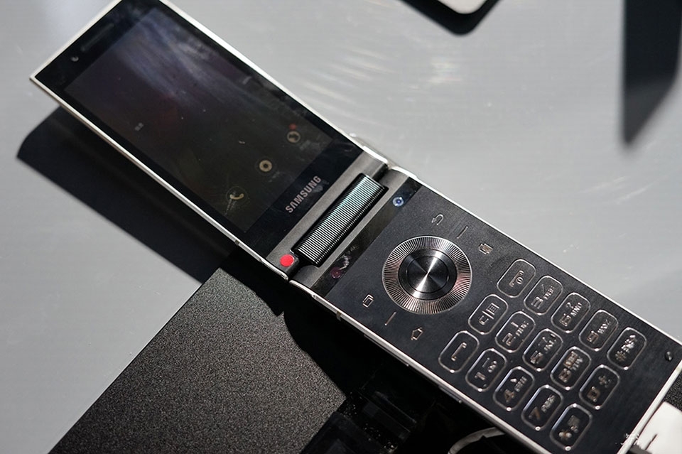 Trên tay smartphone nắp gập Samsung W2018 Trên tay smartphone nắp gập Samsung W2018