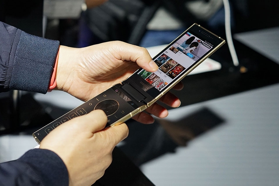 Trên tay smartphone nắp gập Samsung W2018 Trên tay smartphone nắp gập Samsung W2018