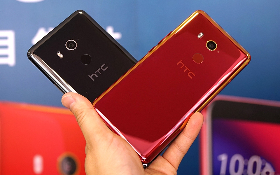 Trên tay HTC U11 Eyes