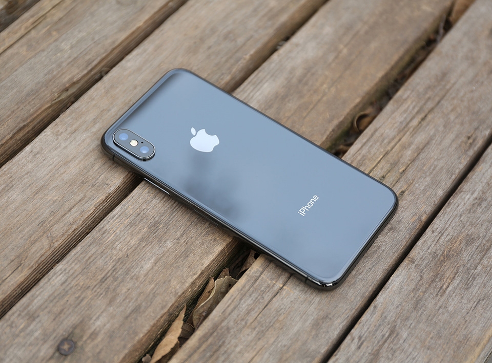 Từ iPhone 4 đến iPhone X: Kính và kim loại vẫn tuyệt