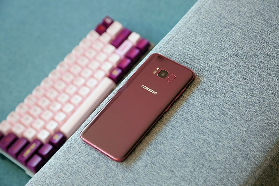 Trên tay Samsung Galaxy S8 Burgundy Red