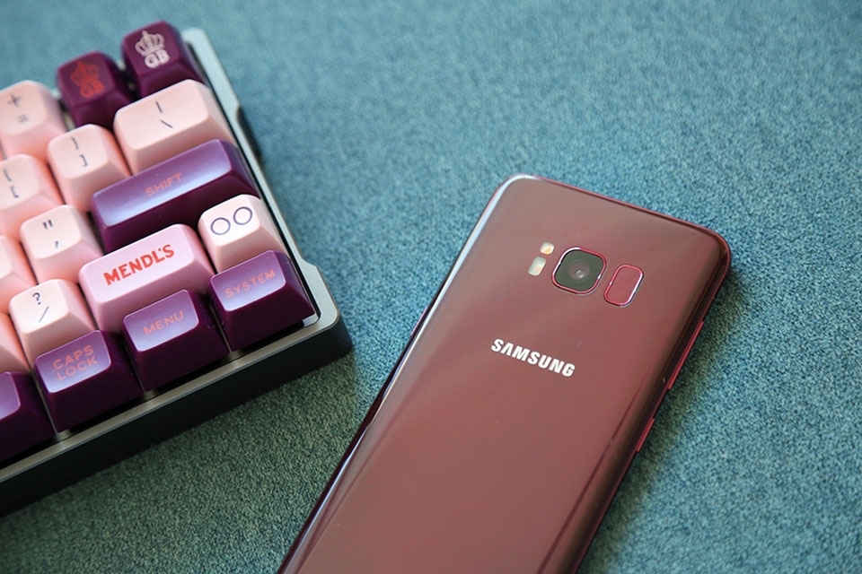 Trên tay Samsung Galaxy S8 Burgundy Red