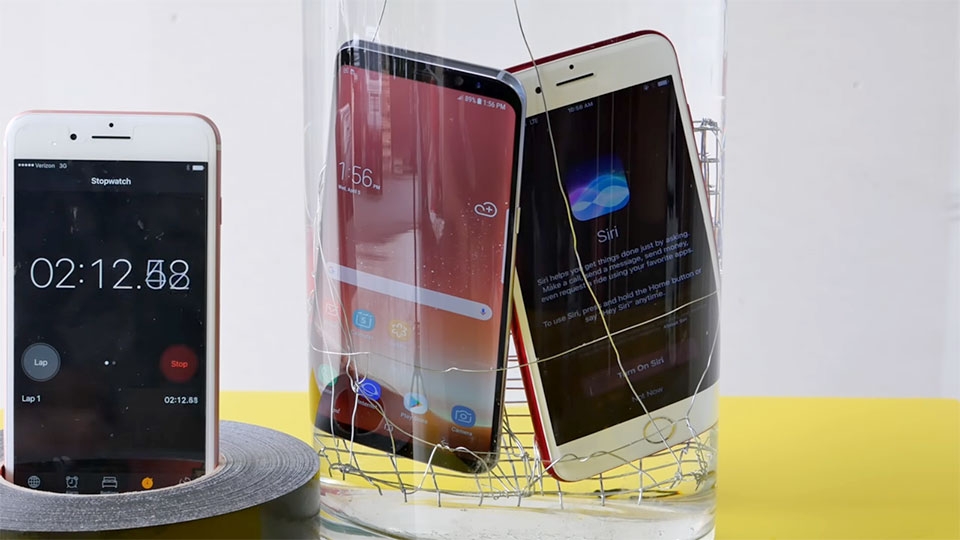 Samsung Galaxy S8 đọ chống nước với iPhone 7 RED Samsung Galaxy S8 đọ chống nước với iPhone 7 RED