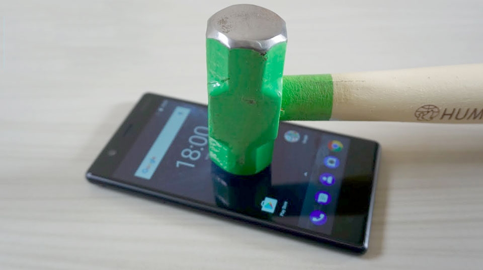 Test độ bền Nokia 3 bằng bẻ cong, dao, lửa...