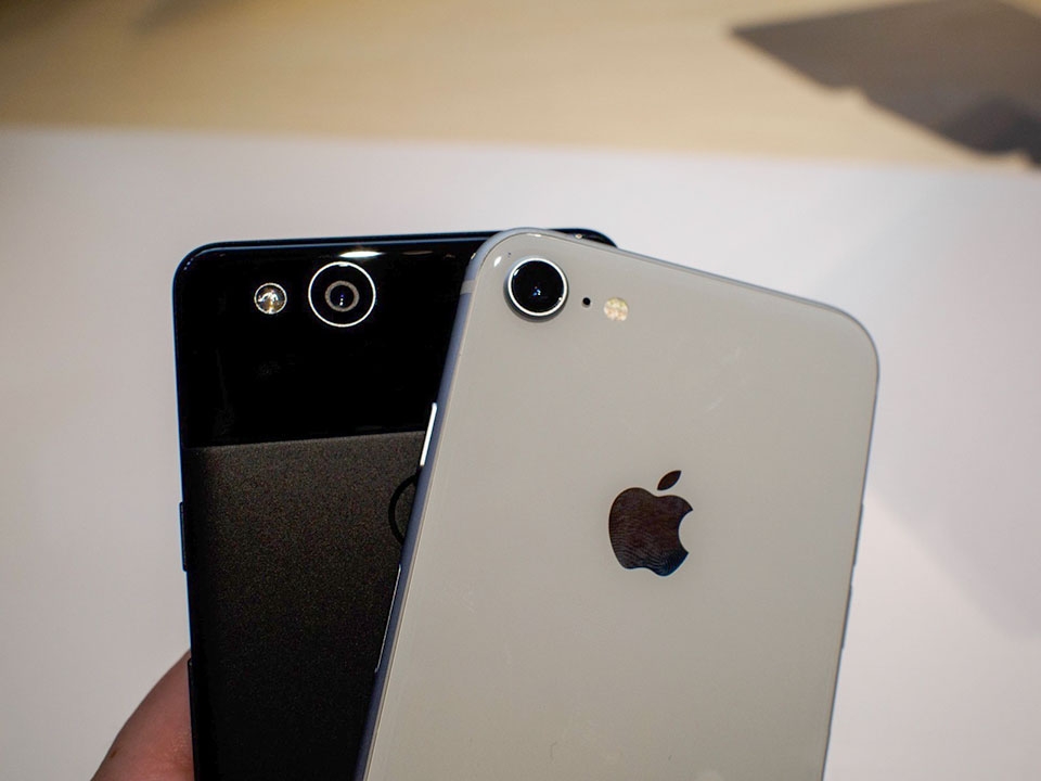 Google Pixel 2 với Apple iPhone 8