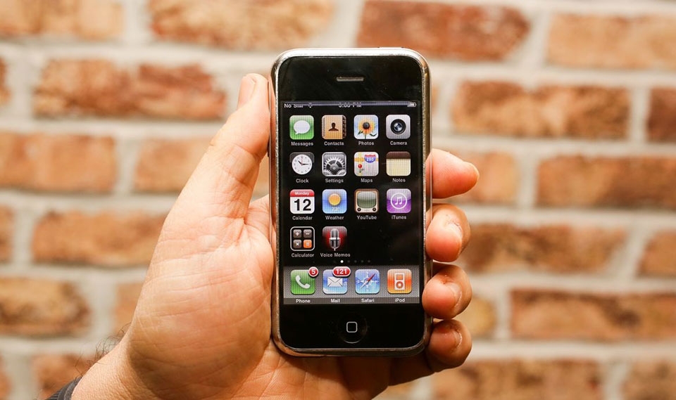 iPhone 8 vs iPhone 2G: 10 năm, iPhone đã đổi thay sao iPhone 8 vs iPhone 2G: 10 năm, iPhone đã đổi thay sao