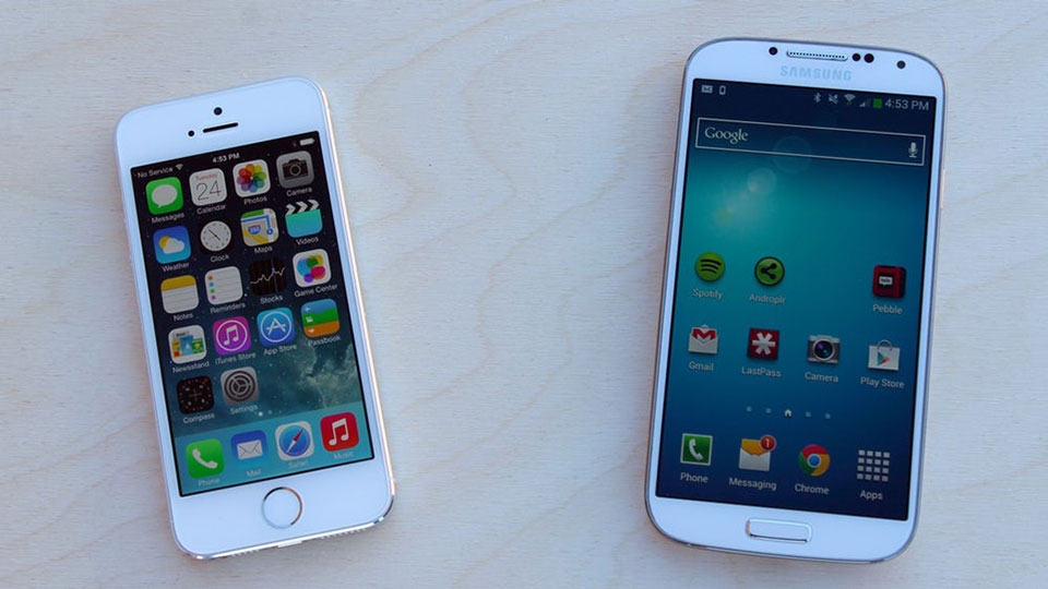 iPhone 5s vs Galaxy S4 iPhone 5s vs Galaxy S4