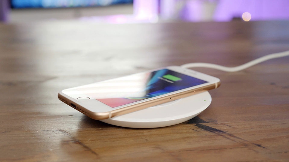 Trên tay sạc không dây Qi cho iPhone 8 và iPhone X