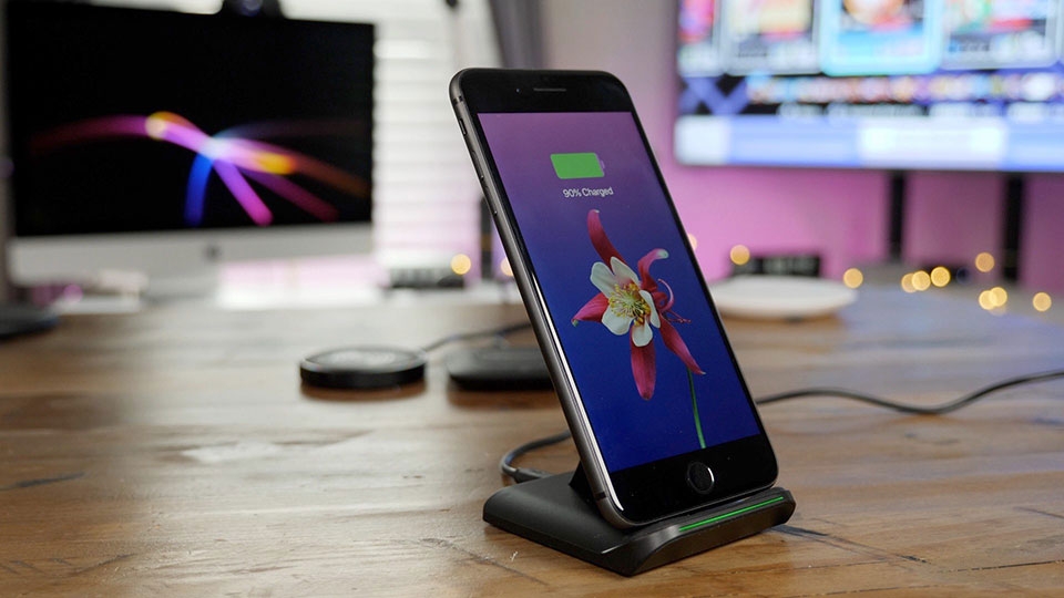Trên tay sạc không dây Qi cho iPhone 8 và iPhone X