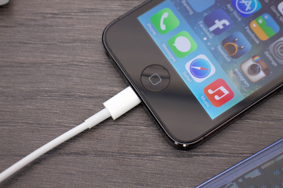 Sạc iPhone qua đêm, liệu có an toàn? Sạc iPhone qua đêm, liệu có an toàn?
