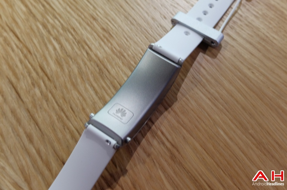 Trên tay vòng đeo thông minh kiêm tai nghe Bluetooth Huawei TalkBand B3