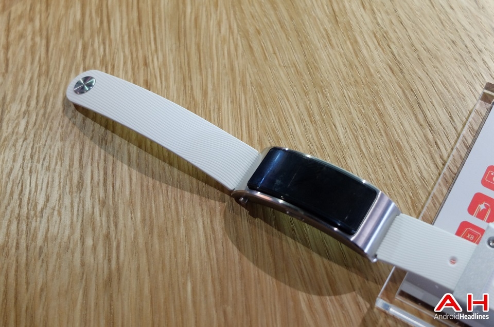 Trên tay vòng đeo thông minh kiêm tai nghe Bluetooth Huawei TalkBand B3