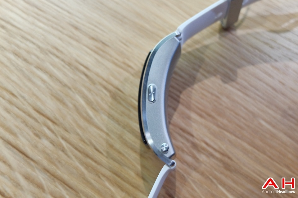 Trên tay vòng đeo thông minh kiêm tai nghe Bluetooth Huawei TalkBand B3