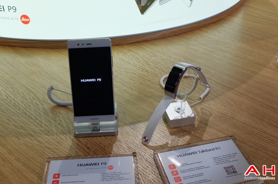 Trên tay vòng đeo thông minh kiêm tai nghe Bluetooth Huawei TalkBand B3