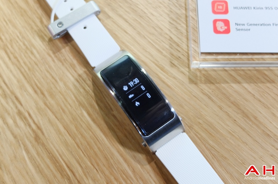 Trên tay vòng đeo thông minh kiêm tai nghe Bluetooth Huawei TalkBand B3
