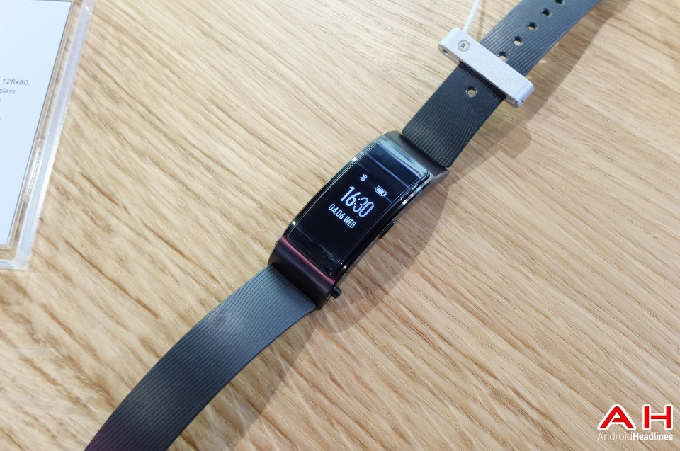 Trên tay vòng đeo thông minh kiêm tai nghe Bluetooth Huawei TalkBand B3