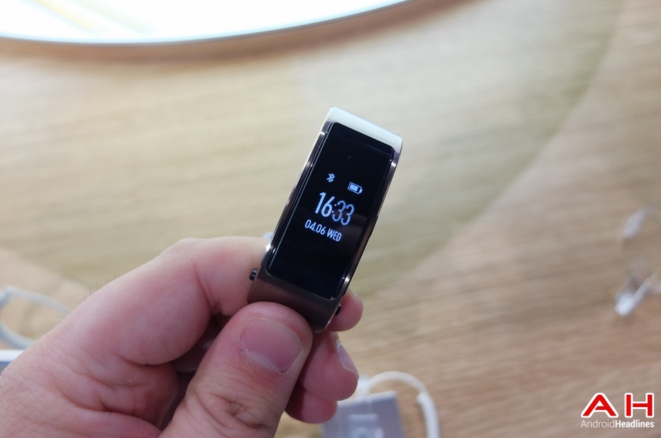 Trên tay vòng đeo thông minh kiêm tai nghe Bluetooth Huawei TalkBand B3