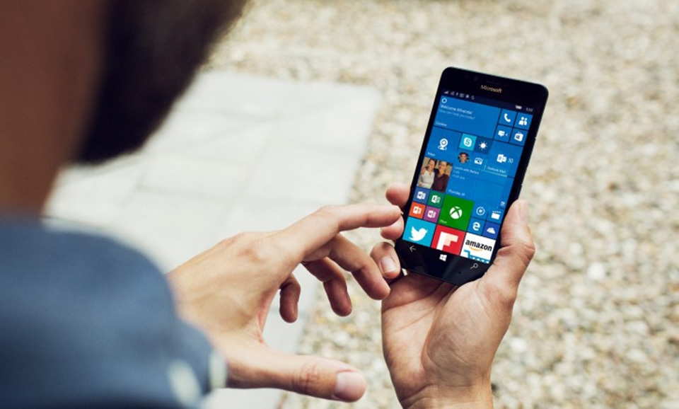 Doanh thu smartphone của Microsoft tiếp tục thua lỗ trong năm 2016