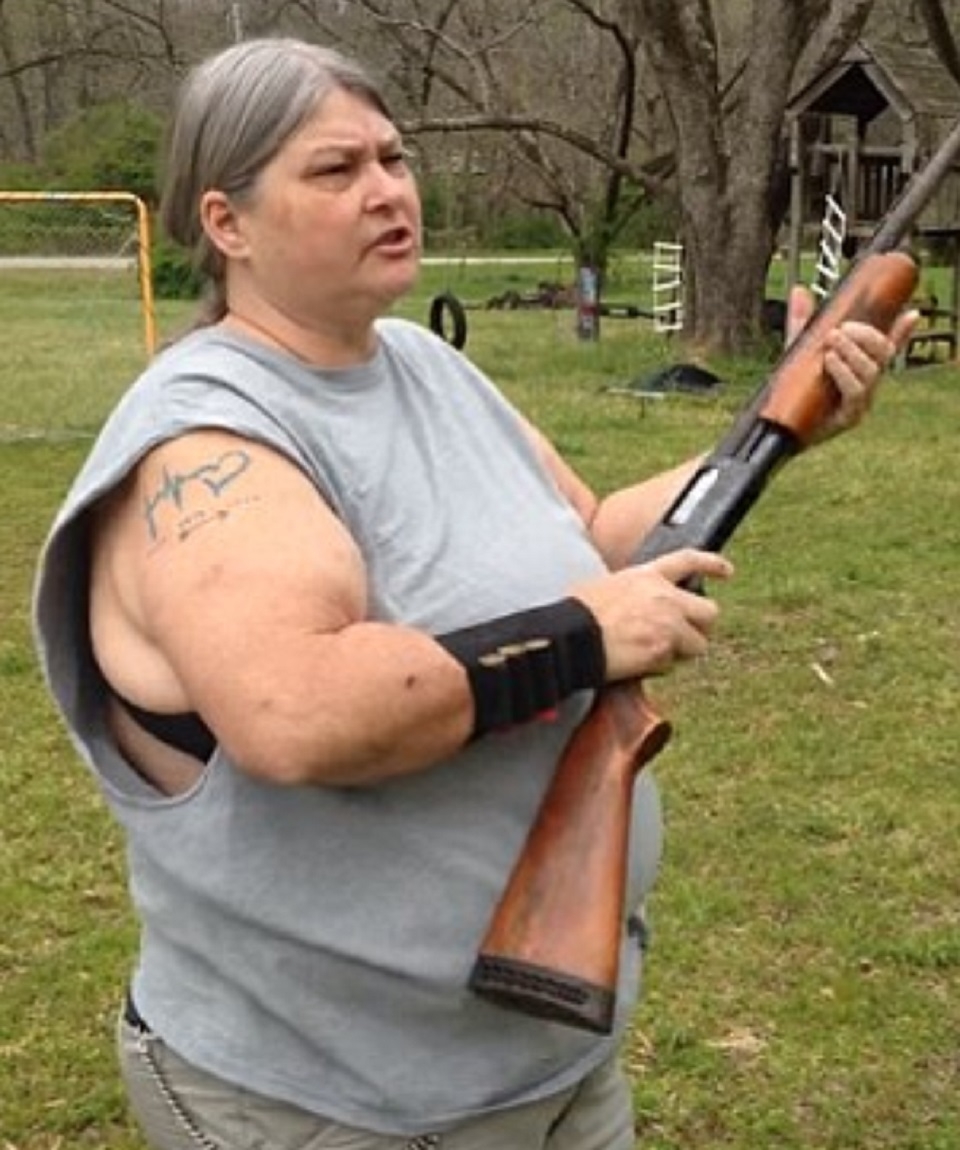 Tức giận mẹ dùng súng bắn nát iPhone 5C của con gái