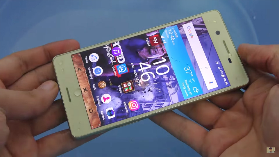 Video kiểm tra khả năng chống nước của Sony Xperia X